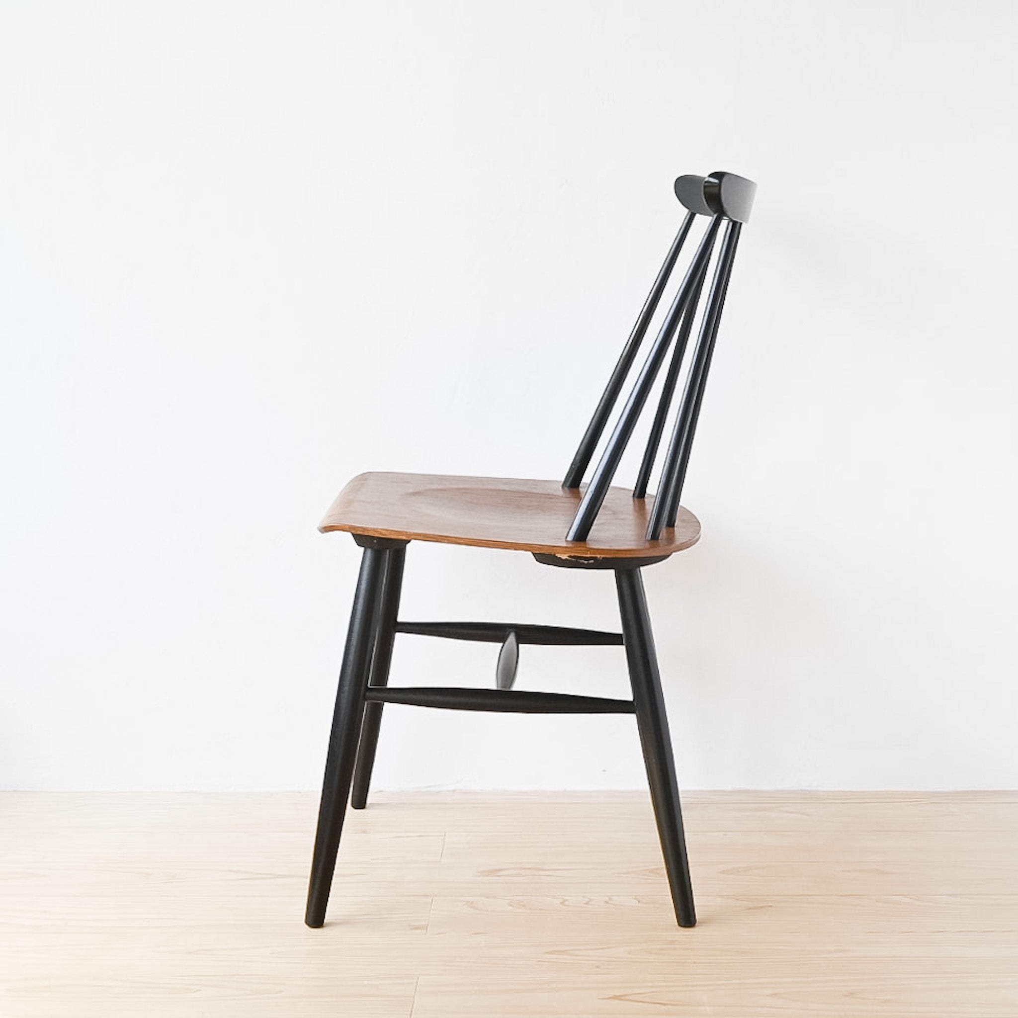 イルマリ・タピオヴァーラ（Ilmari Tapiovaara） Fanett Chair