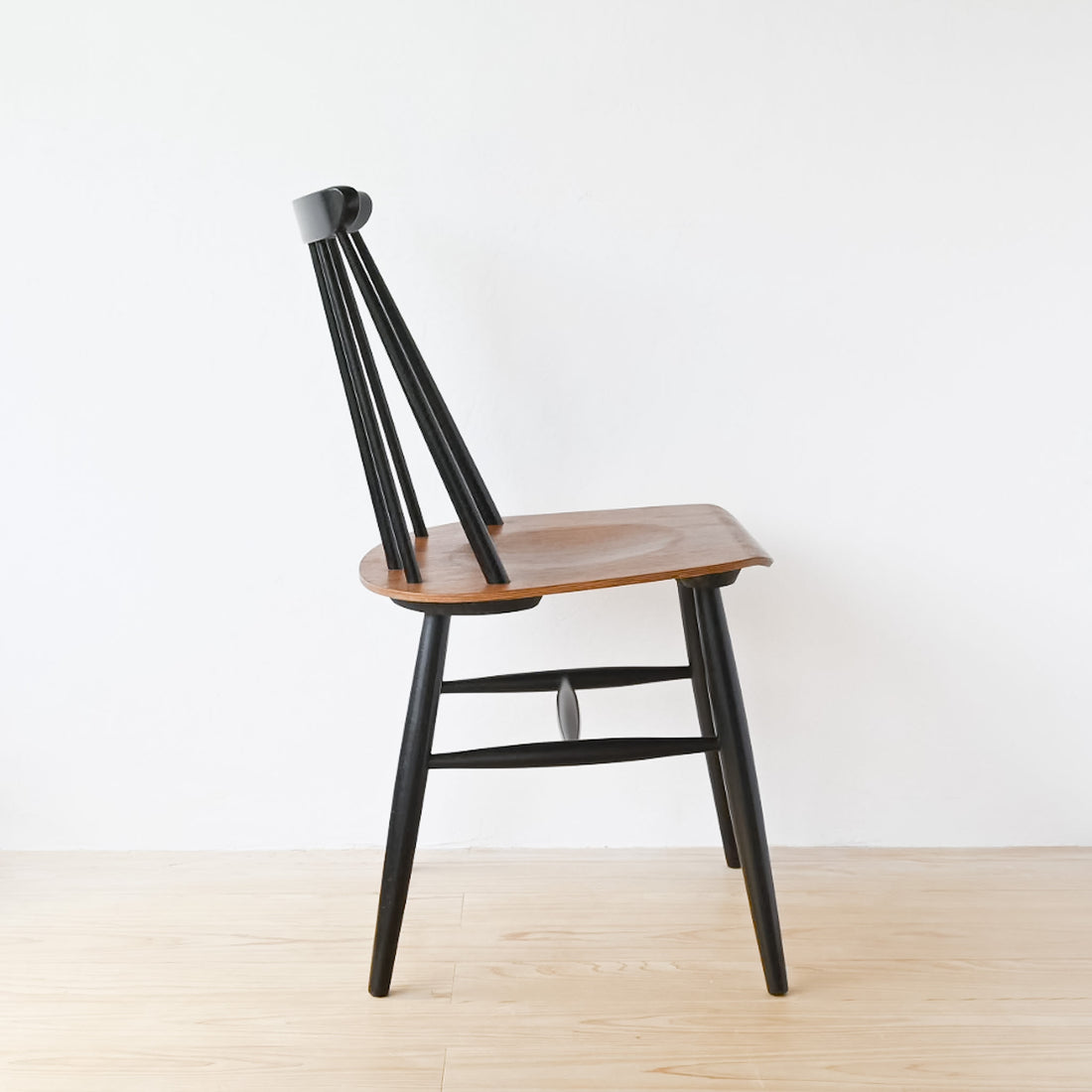 イルマリ・タピオヴァーラ（Ilmari Tapiovaara） Fanett Chair / フィンランド